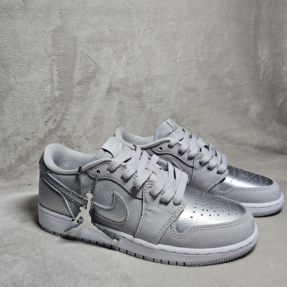 Big Kid's Jordan 1 Retro Low OG Neutral Grey/Metallic Slver Size 4Y, CZ0858-002